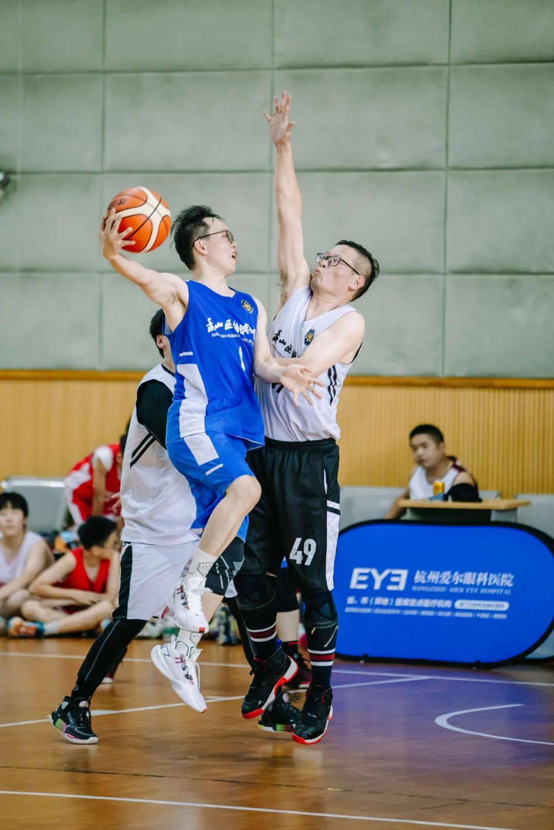 包含篮球赛事吸引无数球迷围观，势如破竹的词条
